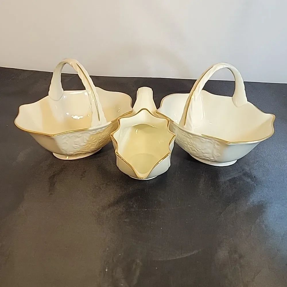 LENOX WHITE PORCELAIN BASKET WITH HANDCRAFTED GRAVY SAUCE WITH 14K GOLD TRIM